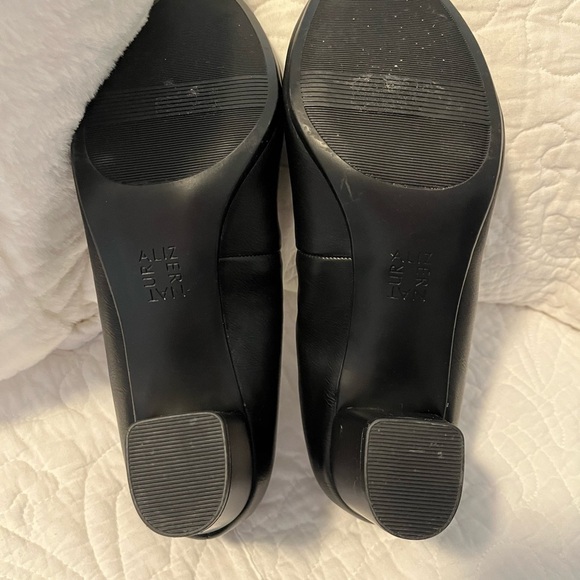 Naturalizer Black 2 1/2 inch heels Minimalist Design EUC - Picture 6 of 6